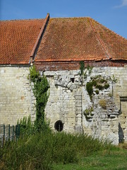 Château d'Esnes  vestiges du chemin de ronde