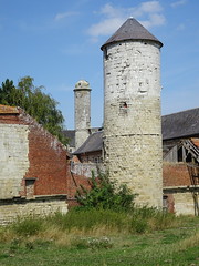 Château d'Esnes  la tour étroite dont la base, date du XIIe (2)