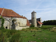 Château d'Esnes  la tour étroite dont la base, date du XIIe (4)