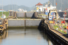 Navigating the Panama Canal - Pacific Ocean to Miraflores Locks