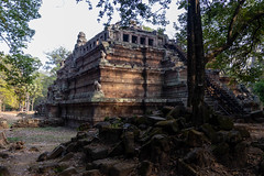CAMBODGE Angkor Groupe des roluos PHIMEANAKAS temple (X siécle)