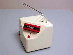 Voxson Tanga autoradio - pocket car radio - con base per ascolto domestico Voxson design 1976