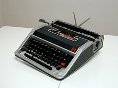Olivetti Lettera DL (DeLuxe) macchina scrivere Ettore Sottsass 1965