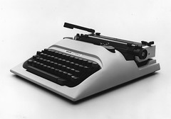 Olivetti Lettera 12 macchina da scrivere  typewriter Mario Bellini 1979