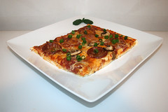 Homemade pizza / Hausgemachte Pizza