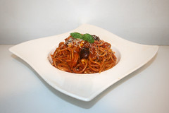 Spaghetti in mincemeat tomato sauce with corn & beans  / Spaghetti in Hackfleisch-Tomatensauce mit Bohnen & Mais