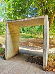 Le 'portail' d'entrée, à la façon des torii japonais. Il mesure 2m26, le nombre d'or du Corbusier