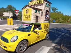 Passage de la caravane du Tour de France 2020 à Alès / Rond-point de la Luquette