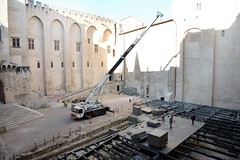 Installation de la Scène du Palais des Papes dans la cour d' Honneur et entrée du grutier - Festival d'Avignon