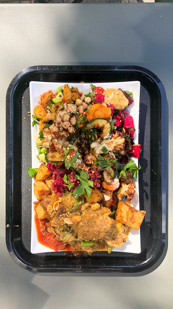 Rectangular tray with vegetable mix, chickpeas and nuts at Sattgrün (vegan restaurant in Cologne)