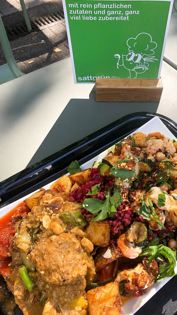 A rectangular tray with a vegan mix from the Sattgrün self-service buffet in Cologne