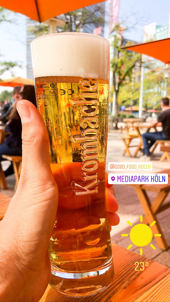 Draußen sitzen, ein Bier trinken und die Sonne genießen bei gutem Wetter im Mediapark in Köln