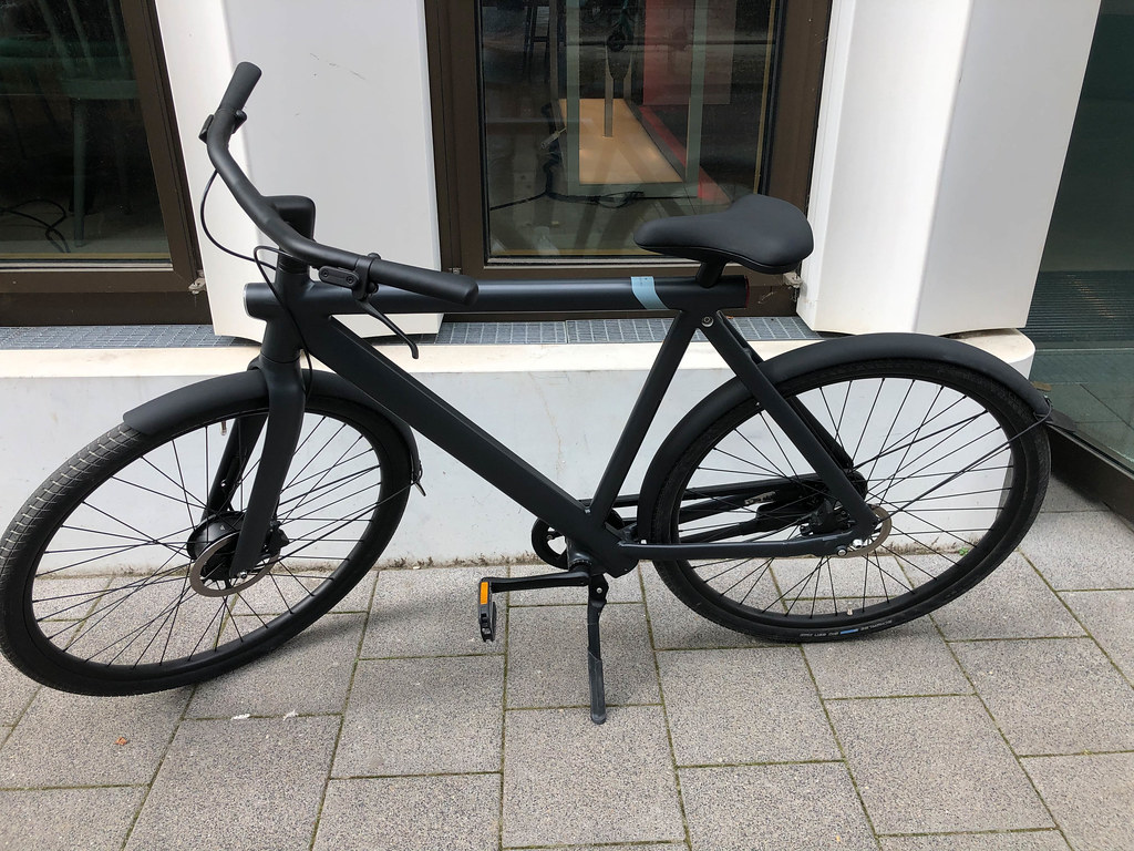 Ein schwarzes VanMoof S3 E-Bike mit schlichtem Design und moderner Technologie