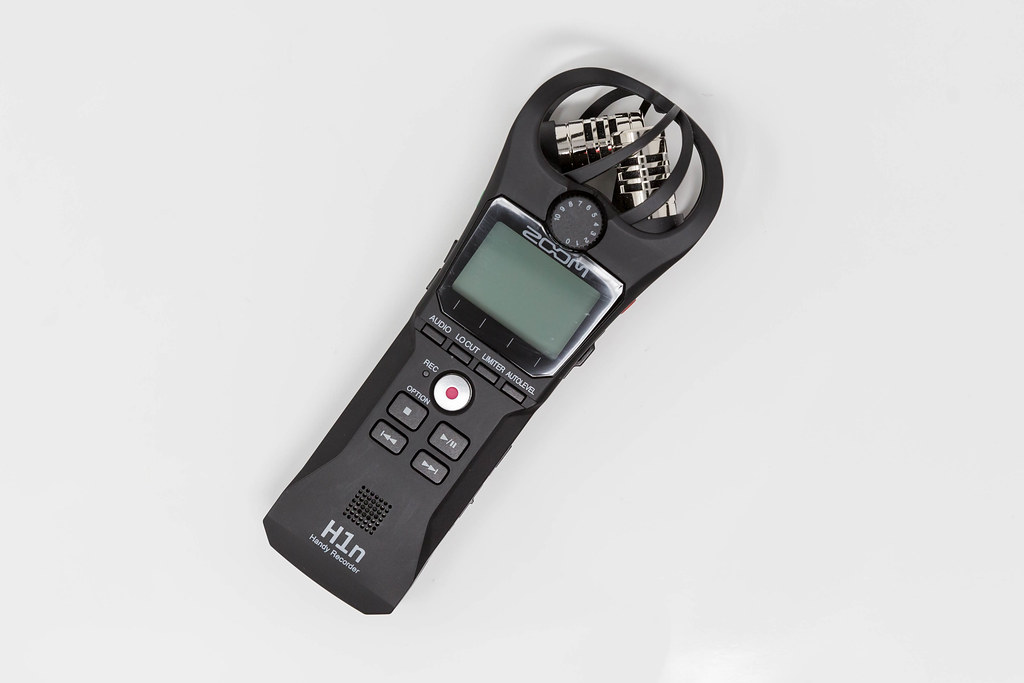 Zoom H1n: digitales Audio Aufnahmegerät, Mobil-Recorder für Creators vor weißem Hintergrund