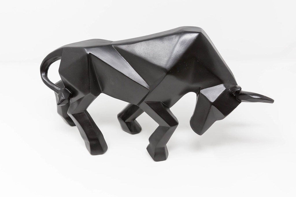 Ein schwarzer Stier als Symbol für den Aktien Bullenmarkt vor weißem Hintergrund