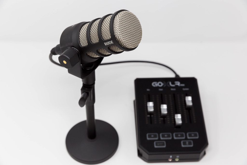 Podcast-Ausrüstung: TC Helicon GO XLR MINI Mixer und PodMic Mikrophon von RØDE