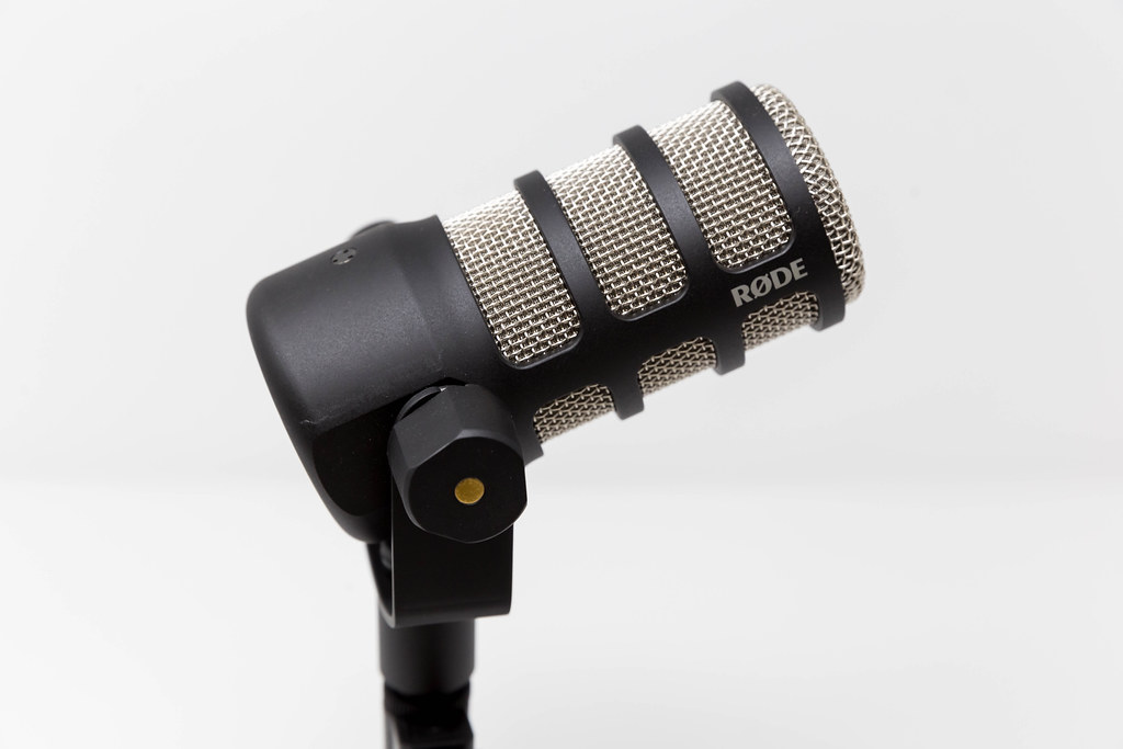 PodMic von RØDE vor weißem Hintergrund: Mikrofon in Broadcast-Qualität für Podcasting
