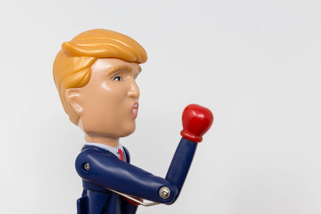 Donald Trump Kuli - Scherzartikel: US-Präsident schnellt der Arm nach vorne mit Boxhandschuh