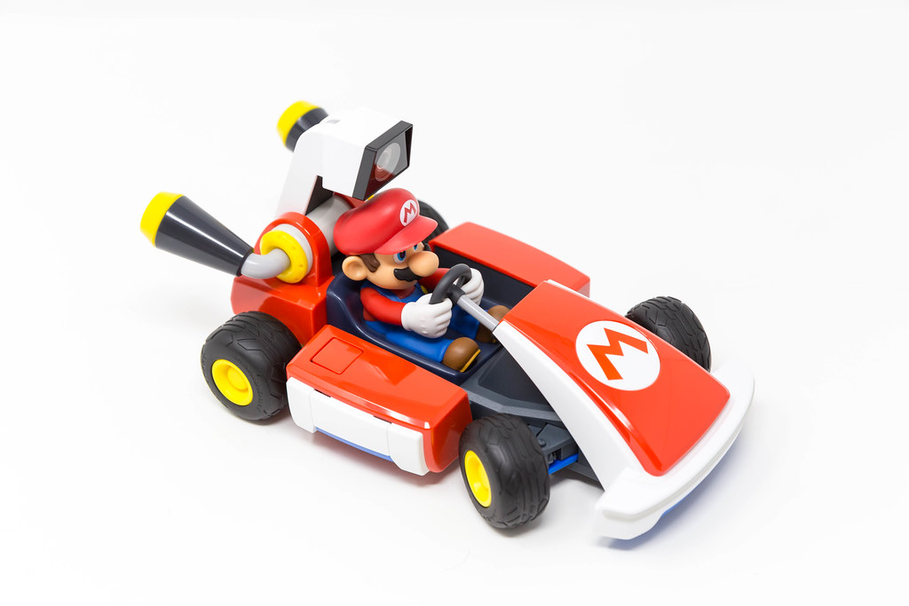Mario Kart Live with Nintendo Switch: up to 4 players can race around the house together