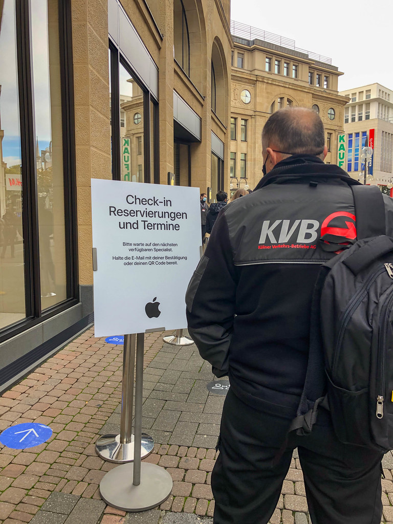 Check-In Warteschlange für Reservierungen und Termine im Applestore in Köln