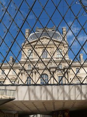Prises au Louvre