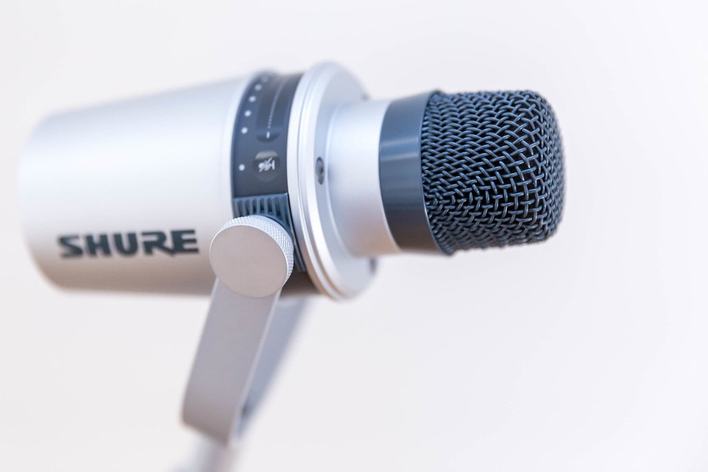 Shure MV 7 Silver Mikrofon mit Touch-Panel, ohne Poppschutz in der Seitenansicht