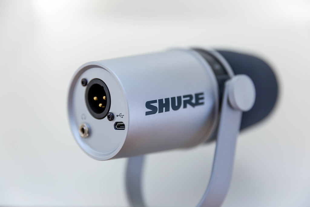 Shure MV 7 Silver Mikrofron mit Mikro-USB, 3,5 mm Klinke und XLR Ausgang