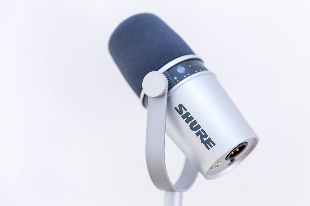 Aufnahmegerät von Shure: MV 7 Silver Mikrofon mit USB-Technik und integriertem Touchpanel, in der Seitenansicht