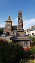 Monument aux morts et Eglise d'Apchon. Cantal.