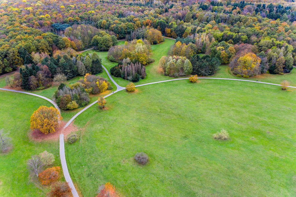 Herbstliche große Grünfläche für Outdooraktivitäten im Forstbotanischen Garten Köln aus der Luftansicht