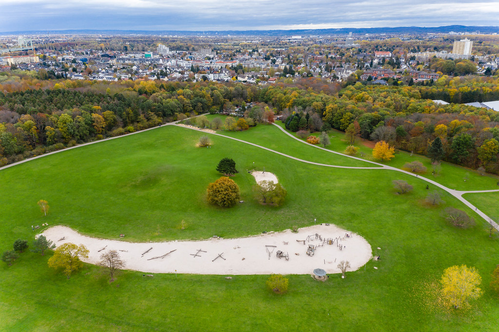 Forstbotanischer Garten im Herbst: Luftbild zeigt die große Grünanlage am Kölner Stadtrand