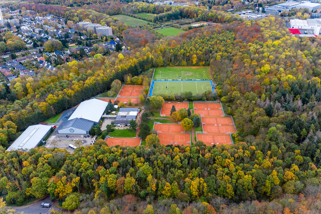 Luftbild zeigt Marienburger Sport-Club 1920 e.V. mit Outdoor-Sportanlagen mit Tennisplätzen und Ballsportanlagen