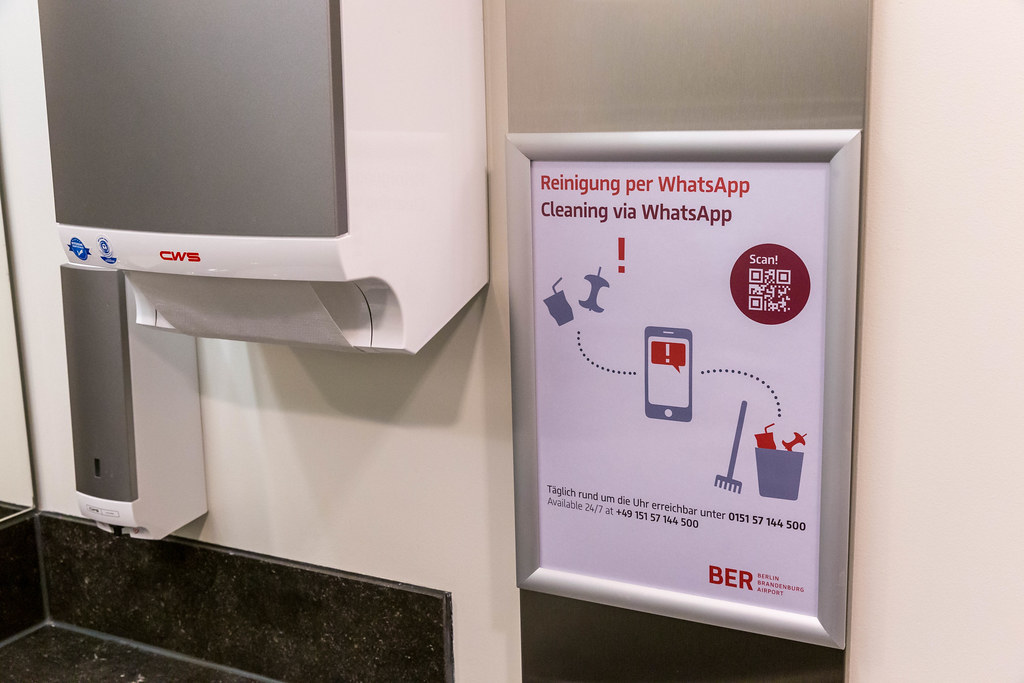Toilette vom Flughafen BER in Berlin: Schild mit Hinweis 