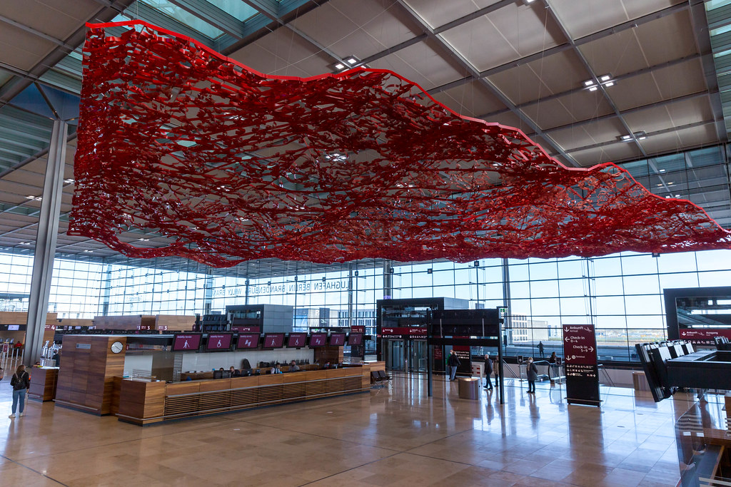 Der aus Metallgewebe gewobene fliegende Teppich in der Check-In Halle des BER Flughafens