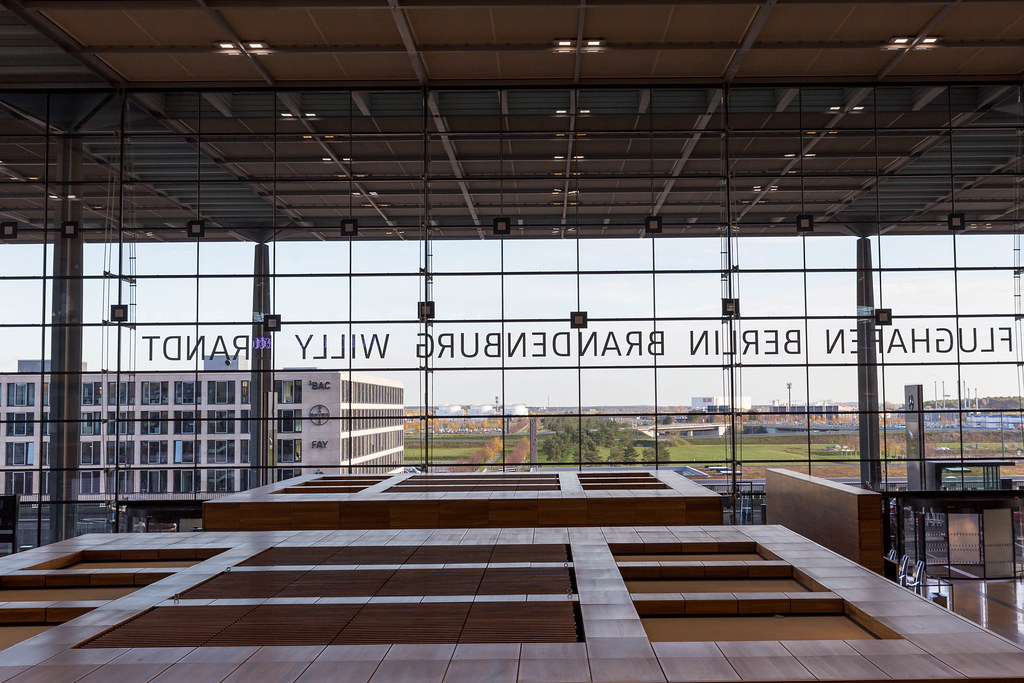 Die Check-In Halle aus Holz und Glas: Terminal 1 vom Flughafen Berlin Brandenburg Willy Brandt