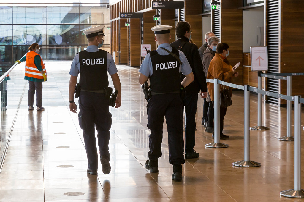 Zwei Polizisten mit Mund-Nasen Schutz während der Corona-Pandemie am neueröffneten Flughafen BER