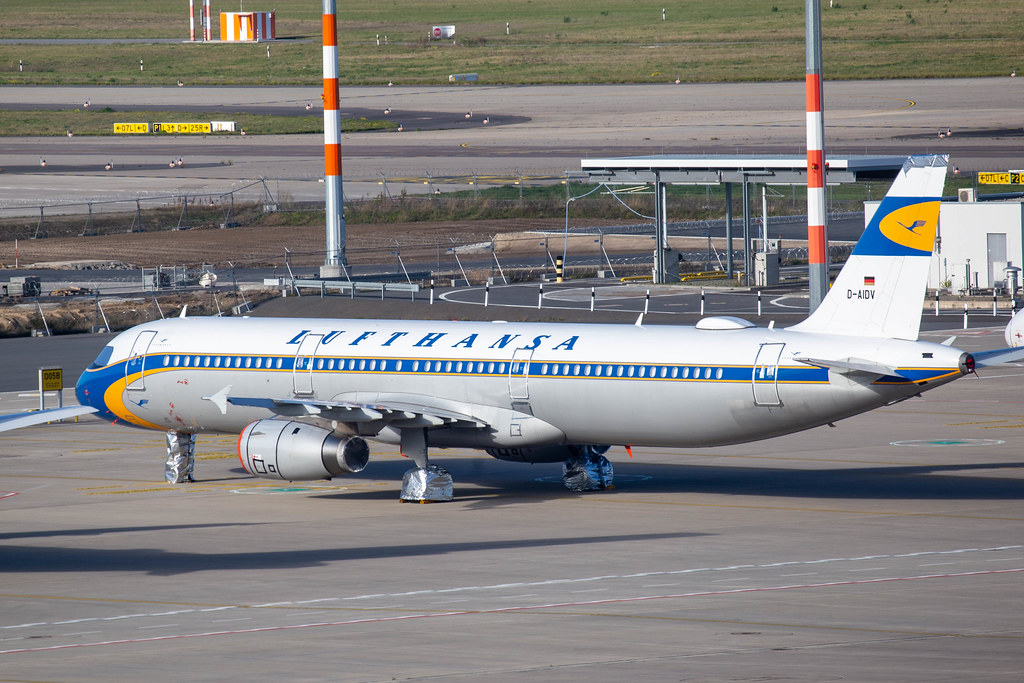 Ein Lufthansa Flieger mit Retro-Lackierung aus den 60er am Flughafen BER