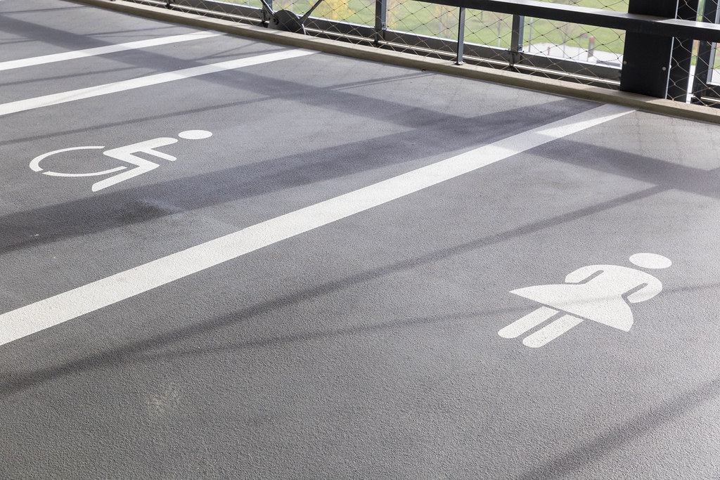 Parken für Schwerbehinderte und für Frauen am Flughafen BER - Symbole auf dem Boden gemalt