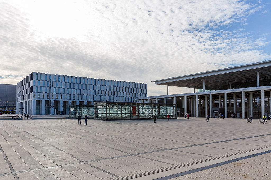 Architektur in der deutschen Hauptstadt Berlin: der Willy-Brandt-Platz vor dem neuen Flughafen BER