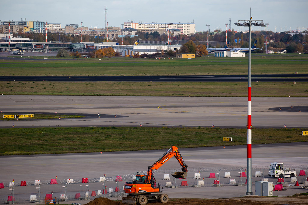 Die Arbeit geht weiter: ein Bagger am schon eröffneten Flughafen BER in Berlin