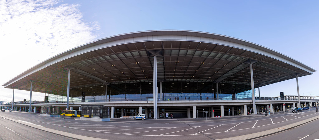 Panoramabild vom Terminal 1 Gebäude vom Flughafen BER: Architektur in Berlin