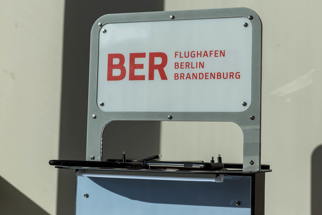 Flughafen Berlin Brandenburg BER Logo an Ladestation für Handys und anderen mobilen Geräten