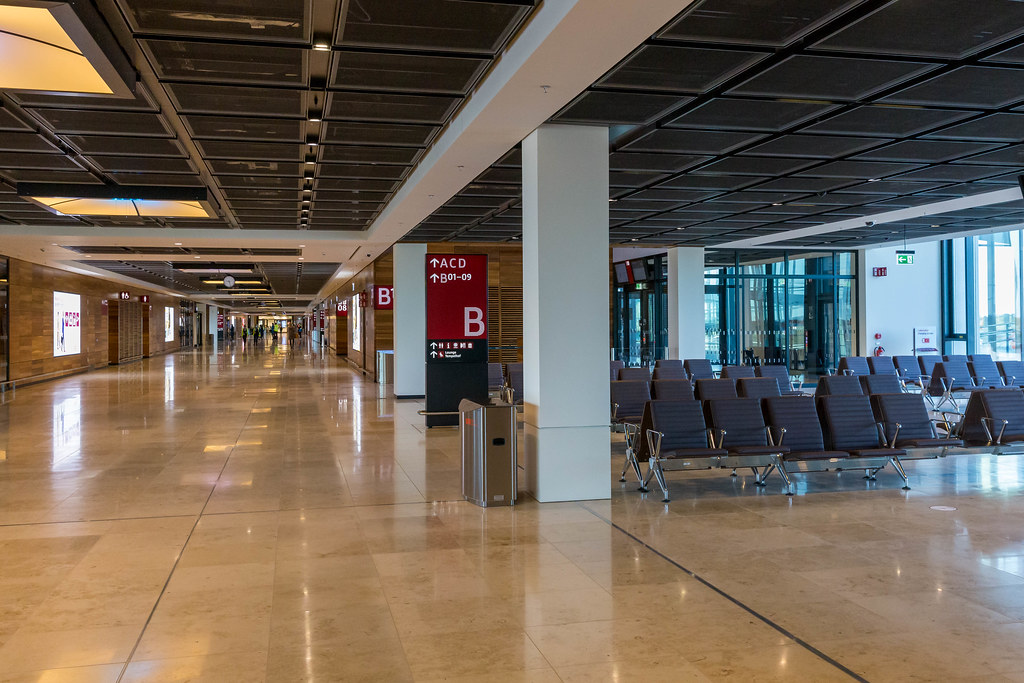 Der neueröffnete Flughafen BER mit Wartebereichen, Gates und wenigen Menschen