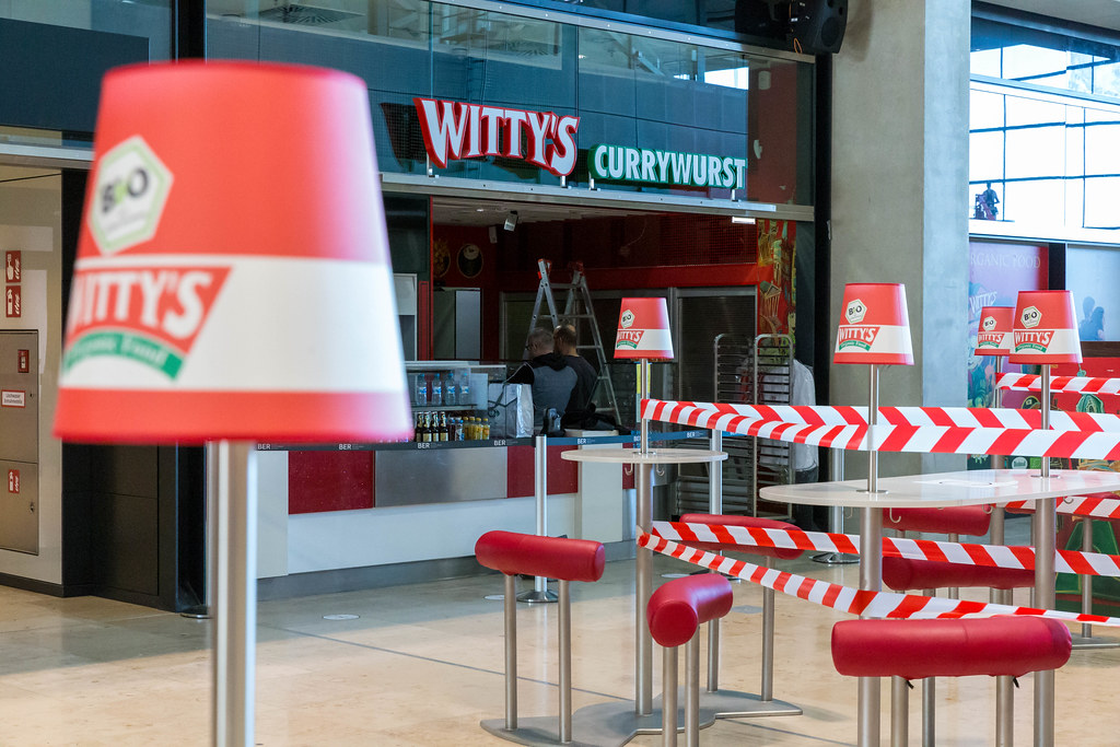 Wegen der Corona-Pandemie vorübergehend geschlossen: Witty's Currywurst am BER Flughafen