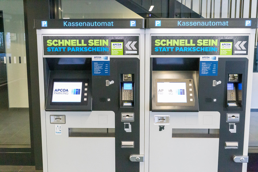 Zwei Kassenautomaten von Apcoa am Flughafen BER Parkhaus: 