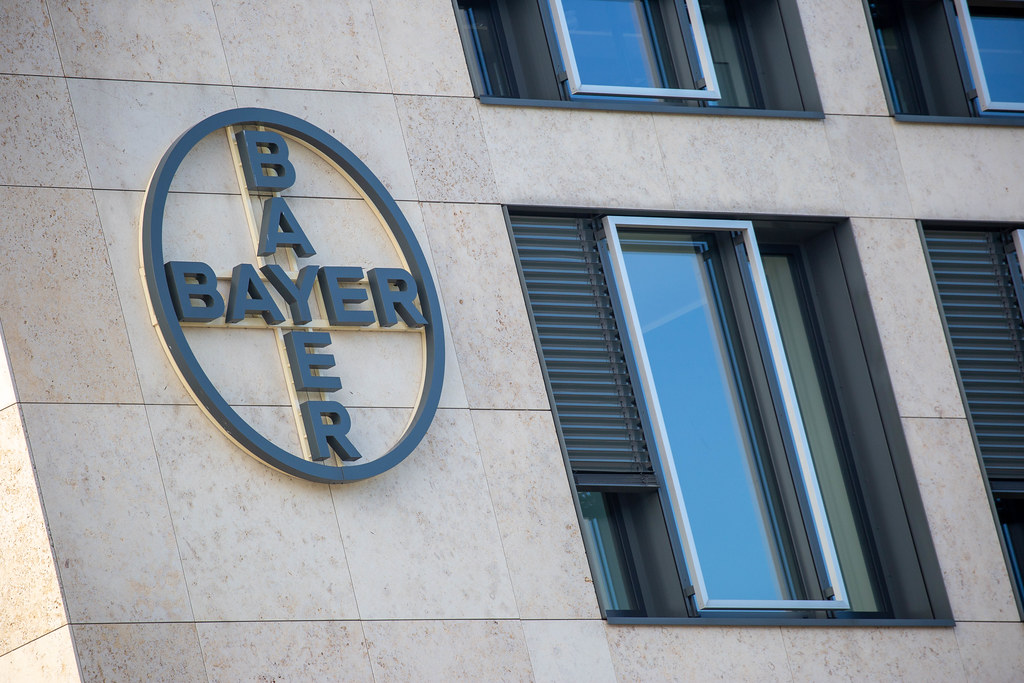 Das Bayer Logo am ²BAC Gebäude am Flughafen BER. Konzern mit Schwerpunkt Chemie und Pharma