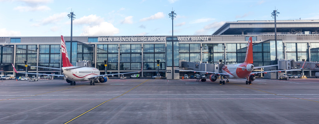 Berlin Brandenburg Airport - Willy Brandt: Vorfeld mit zwei Flugzeugen von Georgian Airways und Easyjet
