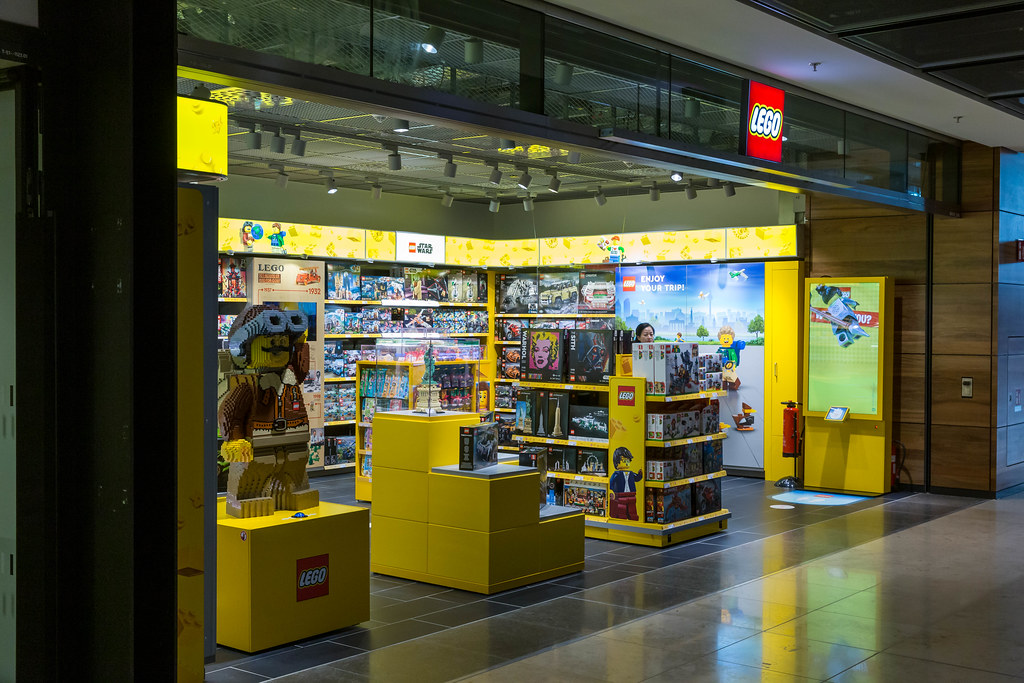 LEGO Store in Berlin: der LEGO-Laden gegenüber von Gate B02 am Flughafen BER in Berlin