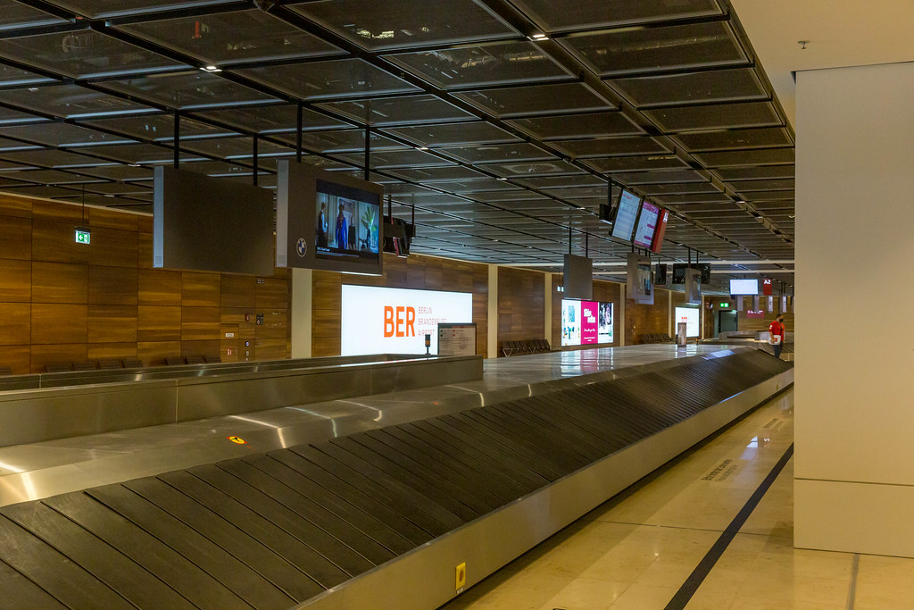 Gepäckausgabe: eine leere Gepäckband im neueröffneten Flughafen BER in Berlin, Deutschland