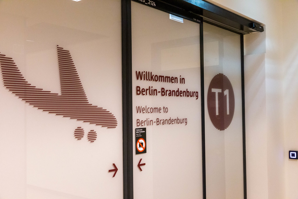 Eine automatische Tür im Ankunftsbereich vom Terminal 1 am neuen Flughafen Berlin-Brandenburg